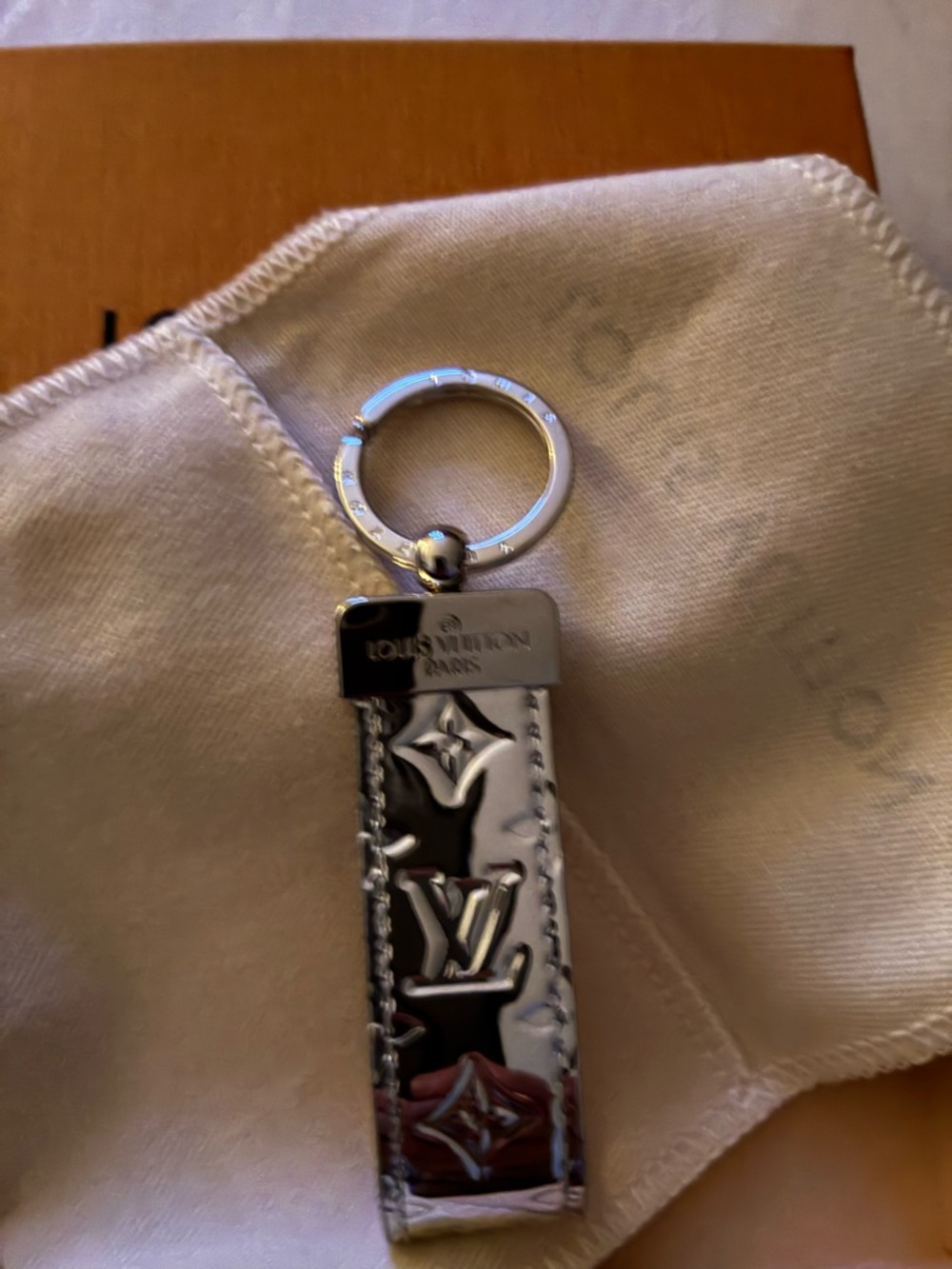 Louis Vuitton Black Patent Monogram Key Holder with Silver Hardware - Picture 3 of 5